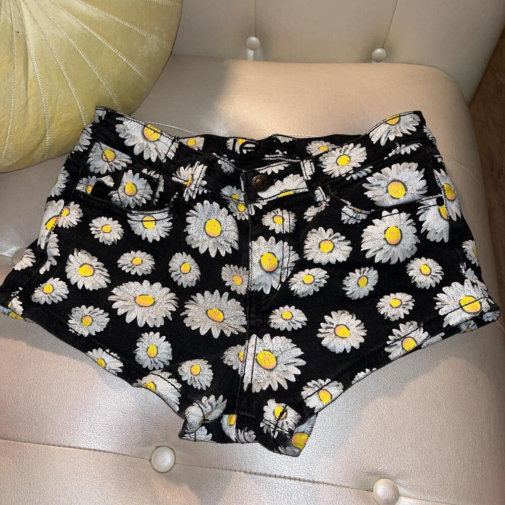 Y2k rue 21 daisy booty shorts